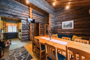 a dining room with a wooden table and chairs at Pikku-Junga in Kuusamo