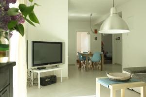 En tv och/eller ett underhållningssystem på Apartmani Japa