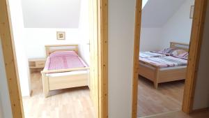 Postel nebo postele na pokoji v ubytování Gasthof Kremslehner