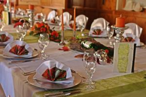 una mesa con platos y copas de vino. en Gasthof - Hotel Zum Löwen, en Schwabthal