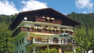 un edificio con balcone fiorito di Gästehaus Hauser a Bach