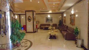 فندق الروحانية في مكة المكرمة: لوبي فيه كنب وطاولات في مبنى