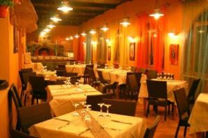 Reštaurácia alebo iné gastronomické zariadenie v ubytovaní Hotel Bue Marino