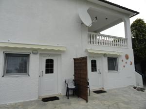 アスプロヴァルタにあるDelfini Houseの白い家(バルコニー、椅子付)