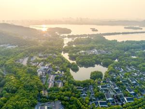 z góry widok na miasto i rzekę w obiekcie Four Seasons Hotel Hangzhou at West Lake w mieście Hangzhou