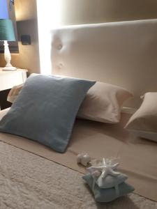 サレルノにあるB&B Sara e Angelaのベッド(青い枕、ヒトデ付)