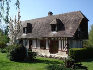 an old house with a gambrel roof at Chambre chez Corinne in Fourneville +10 photos