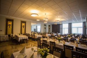 Reštaurácia alebo iné gastronomické zariadenie v ubytovaní Hotel Cargo