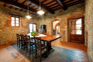 a large kitchen with a wooden table and chairs at Il Giuncheto in Trequanda