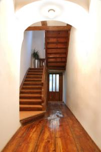 a hallway with a wooden staircase with a wooden floor at Altstadt-Pension-Potsdam in Potsdam