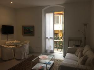 sala de estar con sofá y mesa en La Maison De Marie, en La Spezia
