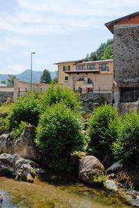 un gruppo di cespugli e alberi di fronte a un edificio di Agriturismo Rocca Dei Marchesi a Sabbio Chiese
