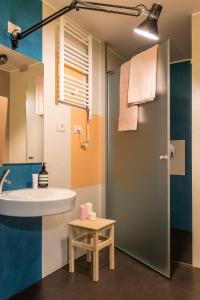 łazienka z umywalką i prysznicem w obiekcie Un posto a Milano - guesthouse all'interno di una cascina del 700 w Mediolanie