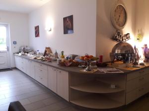 a kitchen with a counter with fruits on it at Zum alten Bahnhof in Blunk