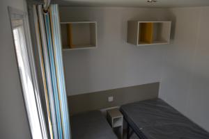 a small room with a bed and a window at Camping Valencia el Saler in El Saler