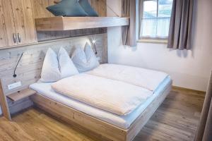 Tempat tidur dalam kamar di Klampfererhof