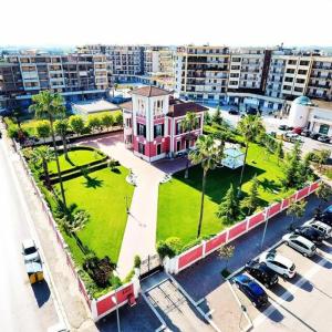 un gran edificio con un patio verde en una ciudad en Villa Pallotta Luxury B&B, en Cerignola