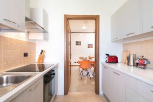 cocina con fregadero y encimera en Airone Apartment, en Novara