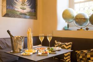 uma mesa com pratos de comida e copos de vinho em Matteotti25 em Turim