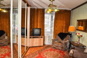 ヤロスラヴリにあるApartments on Turgenevaのリビングルーム(テレビ、椅子2脚付)
