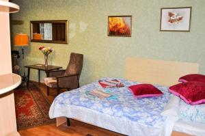 ヤロスラヴリにあるApartments on Turgenevaのベッドルーム1室(赤い枕のベッド1台付)