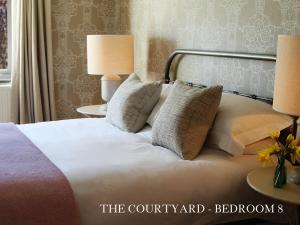 A bed or beds in a room at Kings Head Inn 