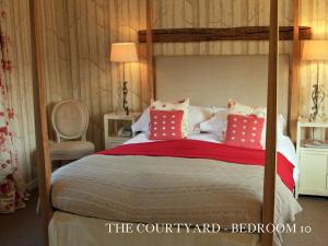 A bed or beds in a room at Kings Head Inn 