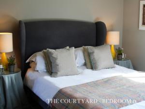 A bed or beds in a room at Kings Head Inn 
