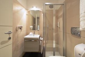La salle de bains est pourvue d'une douche, d'un lavabo et de toilettes. dans l'établissement Matteotti25, à Turin