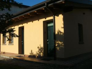 Una casa con una puerta verde a un lado. en Agriturismo Le Gazze, en Camposanto