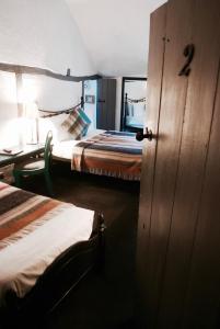 Habitación pequeña con 2 camas y escritorio. en The White Lion Inn, en Hampton in Arden