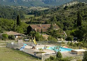 - une piscine avec toboggan et des personnes dans l'établissement Domaine de Chadeyron, à Lagorce