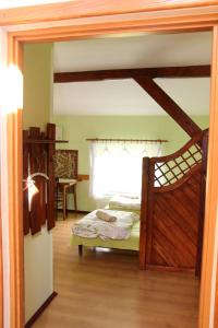 Hlebówka siedlisko w Sudetach في لوبافكا: غرفة نوم بسرير مع اطار خشبي