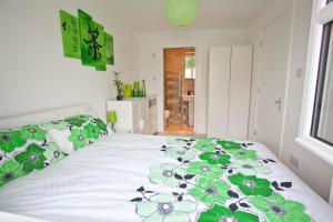 Postel nebo postele na pokoji v ubytování Gala Rooms Homestay - Free Parking