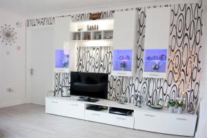 TV a/nebo společenská místnost v ubytování Gala Rooms Homestay - Free Parking