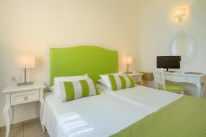 Кровать или кровати в номере Mare Hotel Apartments