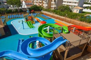 um grande parque aquático com escorrega aquático em 3HB Clube Humbria - All Inclusive em Albufeira