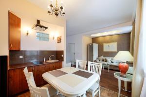 Kuchyňa alebo kuchynka v ubytovaní Apartamenty Łozówka
