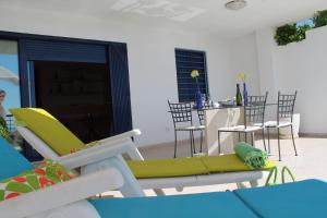 a living room with chairs and a table and a patio at Apartamento Calypso in Peniscola