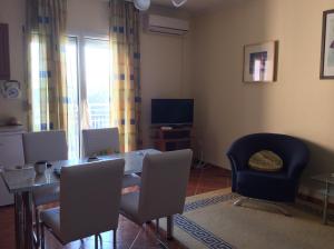 Televízia a/alebo spoločenská miestnosť v ubytovaní Rehab Apartment