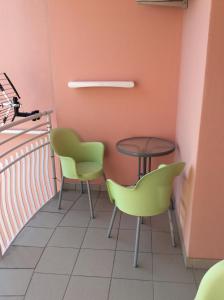 ヘーヴィーズにあるRehab Apartmentのオレンジ色の壁の客室で、テーブルと椅子が備わります。