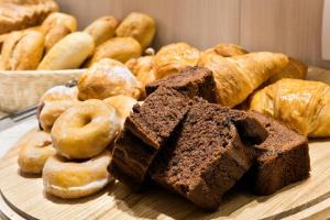 een bord met verschillende soorten donuts en gebak bij Hotel Acta Laumon in Barcelona