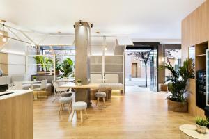 a dining room with a table and chairs at Hotel Acta Laumon in Barcelona