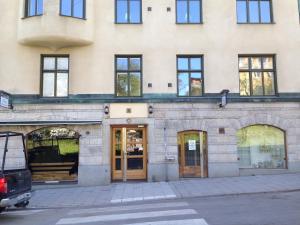 ein Gebäude mit Türen und Fenstern auf einer Straße in der Unterkunft Stockholm Classic Budget Hotell in Stockholm