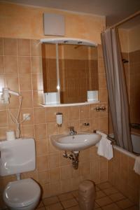 Phòng tắm tại STADT-Hotel Lörrach GbR