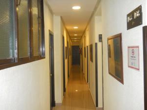 un pasillo de un hospital con un largo pasillo en Hotel Roma, en San Fernando