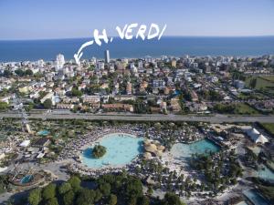 eine Luftansicht auf eine Stadt mit zwei Pools in der Unterkunft Hotel Verdi in Lido di Jesolo