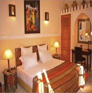 Ein Bett oder Betten in einem Zimmer der Unterkunft Riad Rabahsadia
