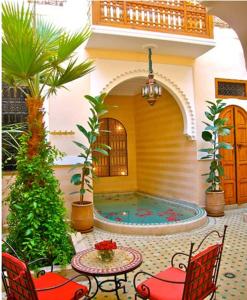 un cortile con vasca idromassaggio in una casa di Riad Rabahsadia a Marrakech