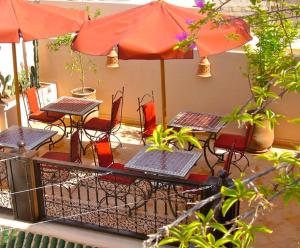 Ein Restaurant oder anderes Speiselokal in der Unterkunft Riad Rabahsadia 